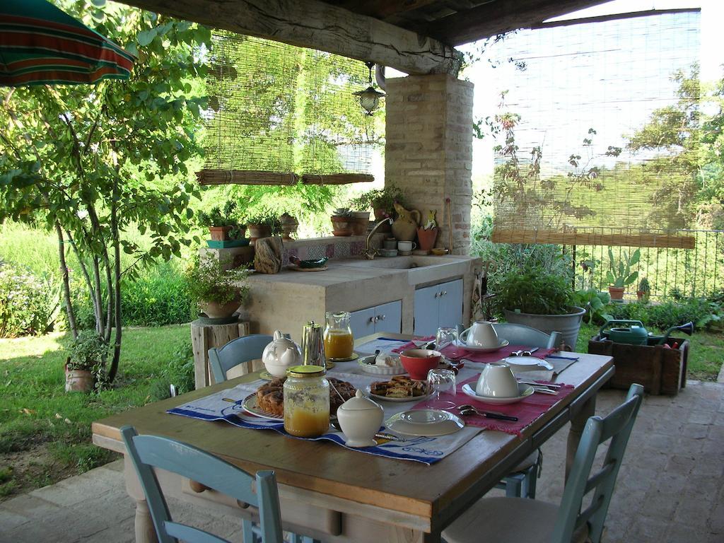 Poggio Dei Prugnoli Bed and Breakfast Tavoleto Exteriör bild